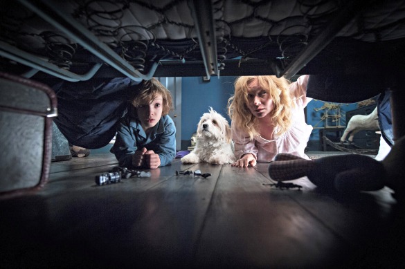 O Babadook - Imagem mostra cena iconica do filme, onde mão e filho procuram o monstro em baixo da cama!