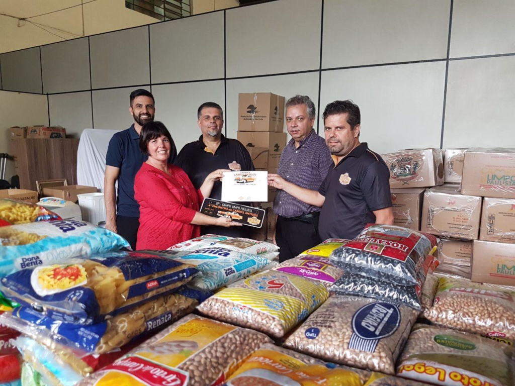 Fundo Social recebe 500 quilos de alimentos dos Amigos do Carro Antigo