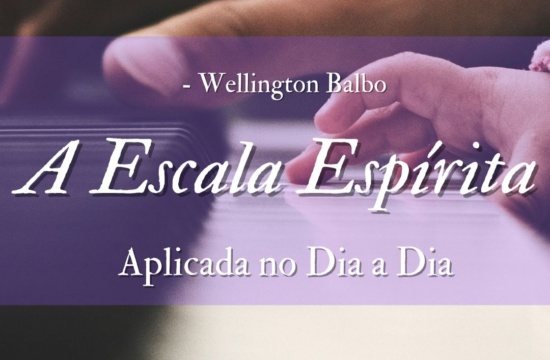 A escala espírita aplicada no dia a dia. Imagem de um piano com duas mãos, uma de criança e uma de adulto, simbolizando a evolução na escala! Com o título sobre a imagem e o logo do site no canto inferior esquerdo.